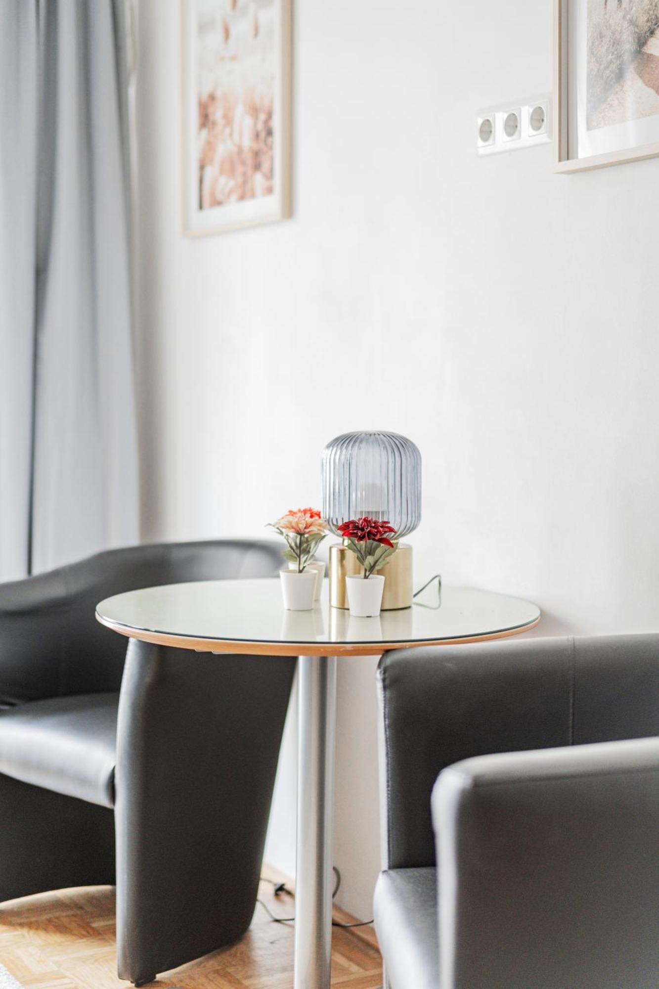 Studio Next To Karlskirche #17 Appartement Wenen Buitenkant foto